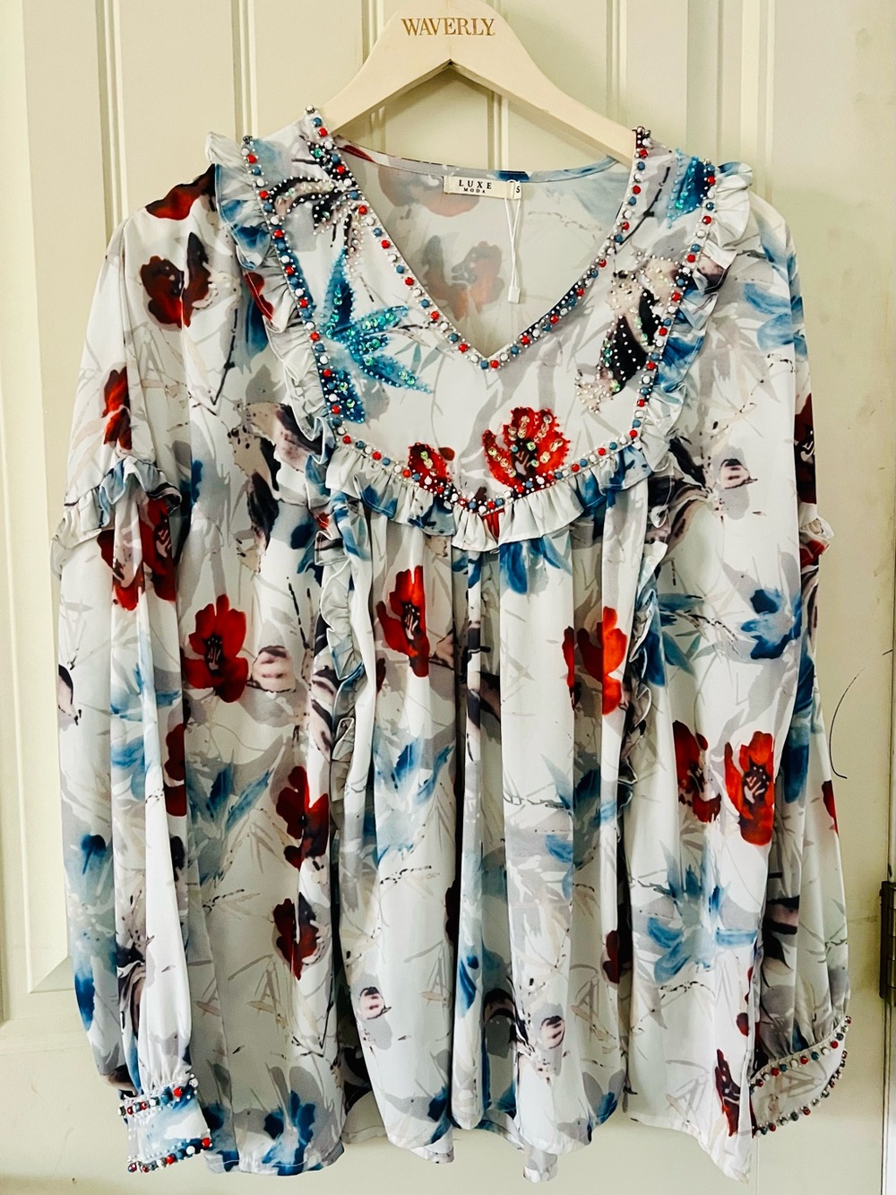 Luxe moda White Floral Ruffle V-Neck Blouse with Red & Blue Accents